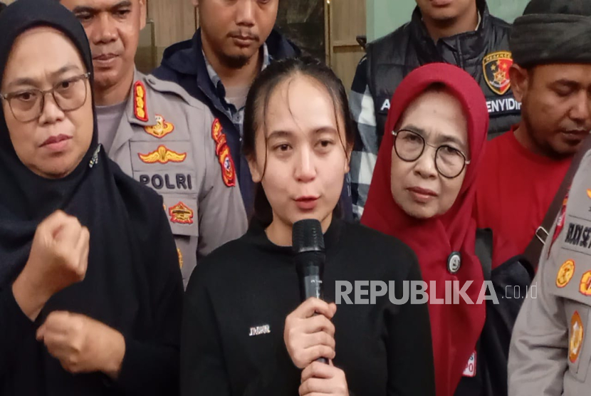 Reni Rahmawati korban tindak pidana perdagangan orang (TPPO) ke China menangis haru usai bisa kembali pulang ke Indonesia dan bertemu dengan keluarganya di Mapolda Jabar, Selasa (18/11/2025). Reni mendarat di Indonesia dari China hari ini dan langsung dibawa ke Mapolda Jabar. 
