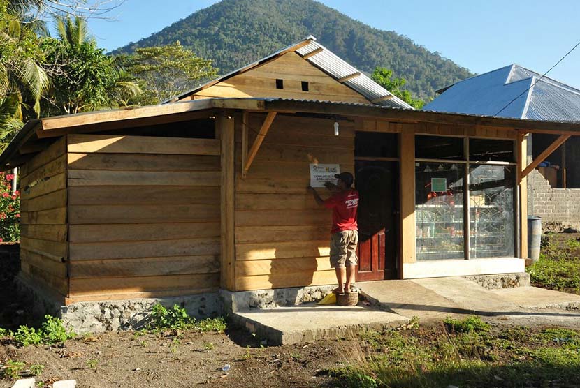  Renovasi 100 rumah pasca gempa Halmahera Barat di desa Bobanehena.