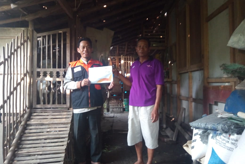 Renovasi Kandang Kambing. Fasilitator Rumah Zakat memberikan bantuan untuk merenovasi kandang kambing Pak Nuh.