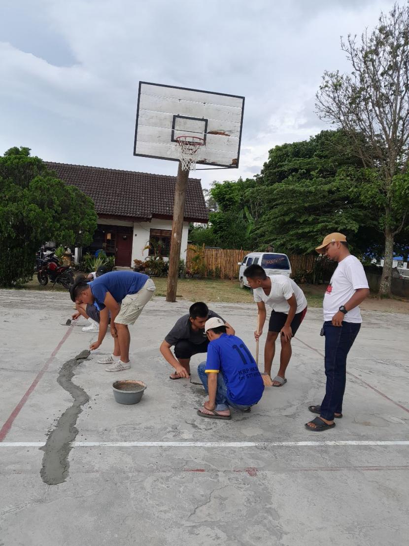 Renovasi lapangan basket di depan SMA 1 Negeri Balige di Jalan Kartini Soposurung Balige, Hinalang Bagasan, Kecamatan Balige, Toba, Sumatra Utara. 