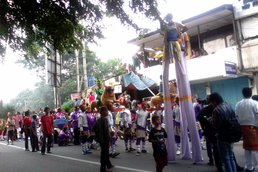 Reog Ponorogo memeriahkan pawai cap go meh di Kota Bekasi, Senin (22/2).