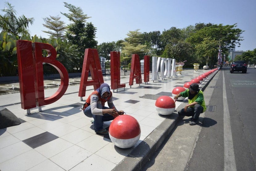 Replika bola dunia yang berwarna merah putih yang ada di sepanjang jalan depan Balai Kota Surabaya. 