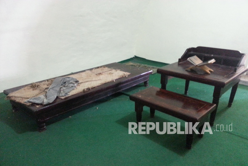 Replika dipan beralaskan tikar dan meja kursi untuk mengaji yang biasa digunakan Pangeran Diponegoro selama menjalani tahanan hingga akhir hayatnya. Ruang tahanan ini berada di area benteng zaman kolonial Belanda yang kini dijadikan Museum Rootterdam,