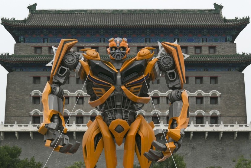 Replika karakter Bumblebee dari cerita Transformers saat dipamerkan di distrik Qianmen, Beijing, Cina, tahun lalu.