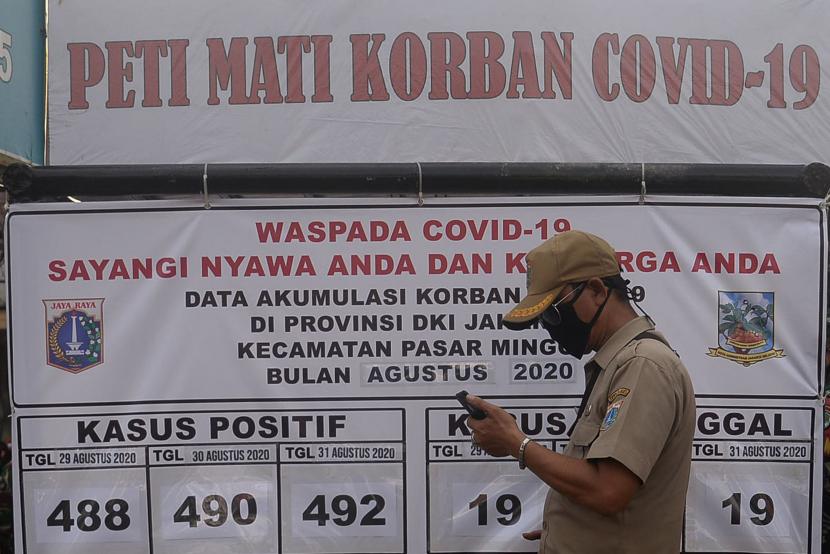 Replika peti mati korban Covid-19 terpasang di Perempatan Mangga Besar, Pasar Minggu, Jakarta.