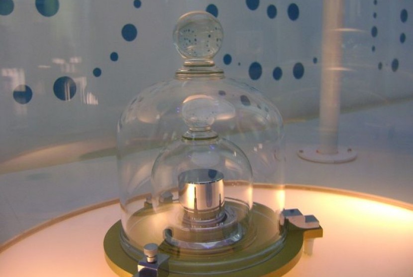 Replika prototip kilogram di Paris, Prancis.