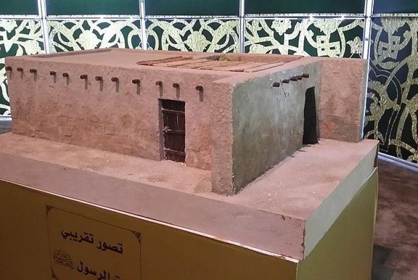 replika rumah nabi di museum masjid nabawi. Rumah nabi hanya terbuat dari bat yang diletakan dengan lumpur dan beratap daun kurma. Luasnya hanya 3X4 meter.