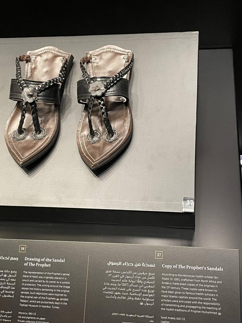 Replika sandal Nabi Muhammad SAW yang ditampilkan di pameran bertajuk Hijrah Exhibition: In the Footsteps of the Prophet di Arab Saudi, Senin (1/8/2022). Perjalanan Hijrah Nabi Muhammad Ditampilkan dalam Pameran Kolaborasi di Ithra