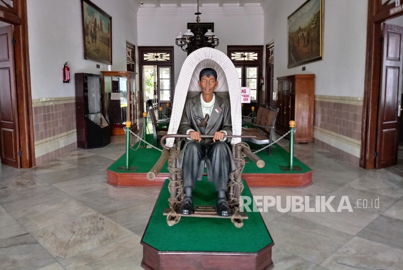 Replika tandu Panglima Besar Jenderal Soedirman beserta patungnya  di Museum Sasmitaloka Panglima Besar Jenderal Soedirman, Yogyakarta.