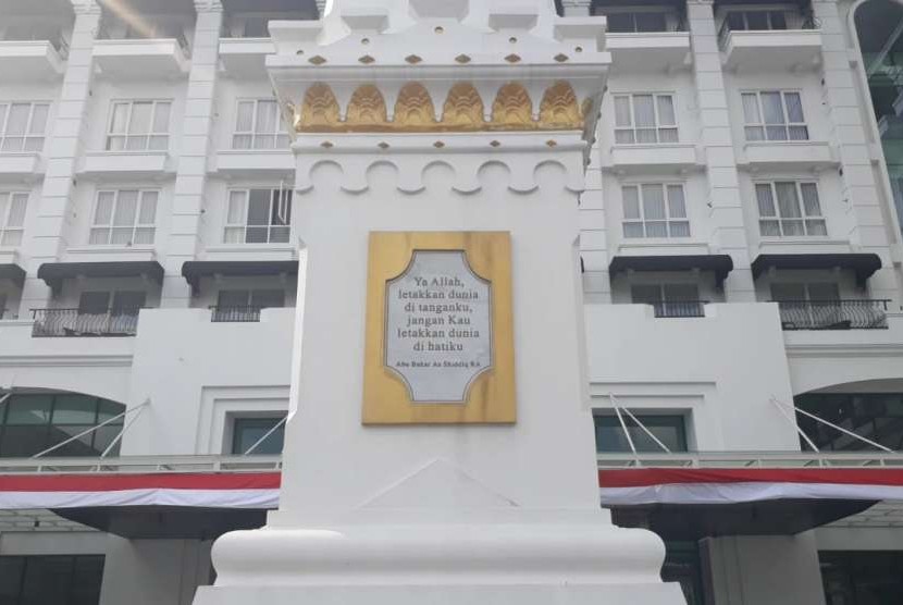 Replika Tugu Pal Putih atau Tugu Yogyakarta di depan Grand Dafam Rohan Yogyakarta.  Uniknya, di tengah-tengah tugu terdapat kutipan kalimat mutiara dari Abu Bakar Shiddiq.