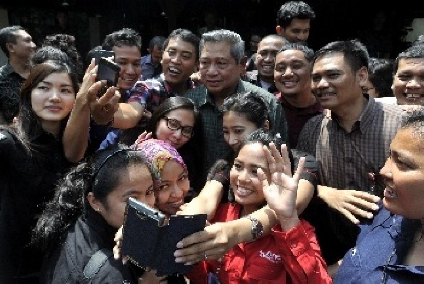 Reporters take Selfie with President Susilo Bambang Yudhoyono