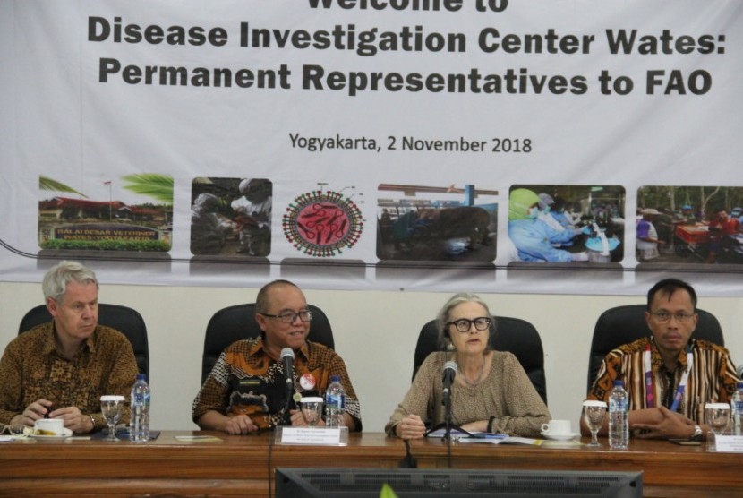 Representative of Nigeria untuk United Nations Roma, Yaya Adisa Olaitan Olaniran Permanent  bersama sembilan delegasi FAO lainnya saat mengunjungi Balai Besar Veteriner Wates (BBVet) di Jogjakarta, Jumat (02/11).