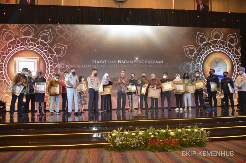 Republika bersama media massa lainnya menerima penghargaan dari Kementerian Perhubungan, Senin (27/6/2022) di Gedung Kemenhub atas dukungannya dalam kolaborai penyelenggaran angkutan Lebaran Idul Fitri 2022.