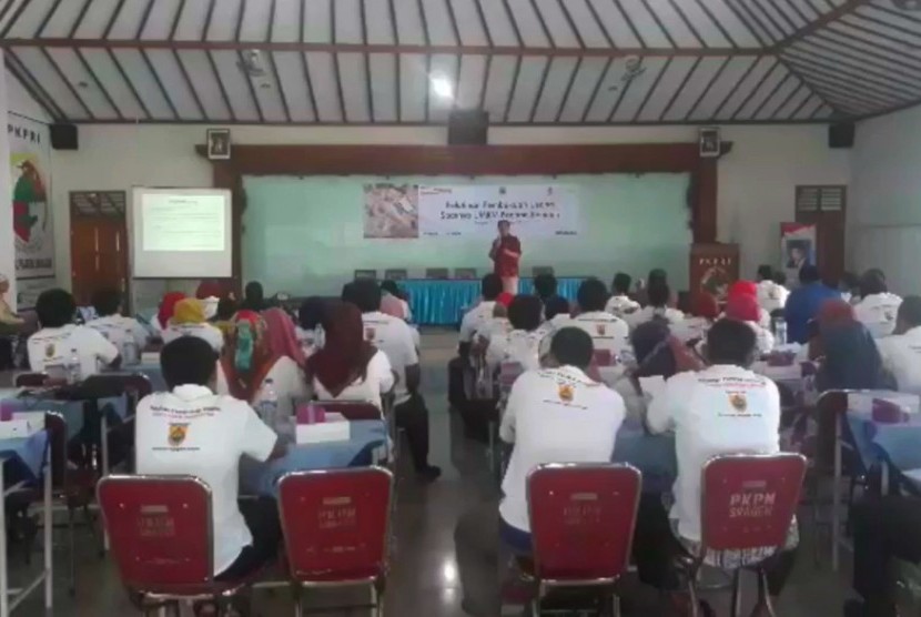 Republika bersama Yayasan Danamon Peduli memberikan pelatihan pembukuan usaha berbasis android kepada puluhan pelaku Usaha Kecil Menengah (UMKM) di Sragen pada Selasa (5/12). 