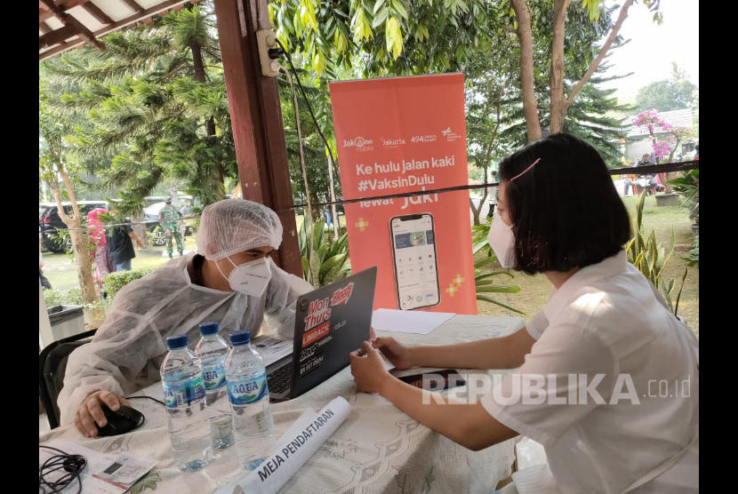Warga DKI Jakarta mendapatkan vaksin Covid-19 di salah satu titik lokasi program Mobil Vaksin Keliling.