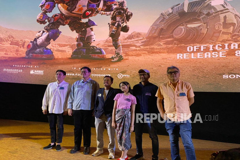Jajaran filmmaker dan pemain film Pelangi di Mars saat menggelar konferensi pers di kawasan Senayan, Jakarta, Senin (24/11/2025). 