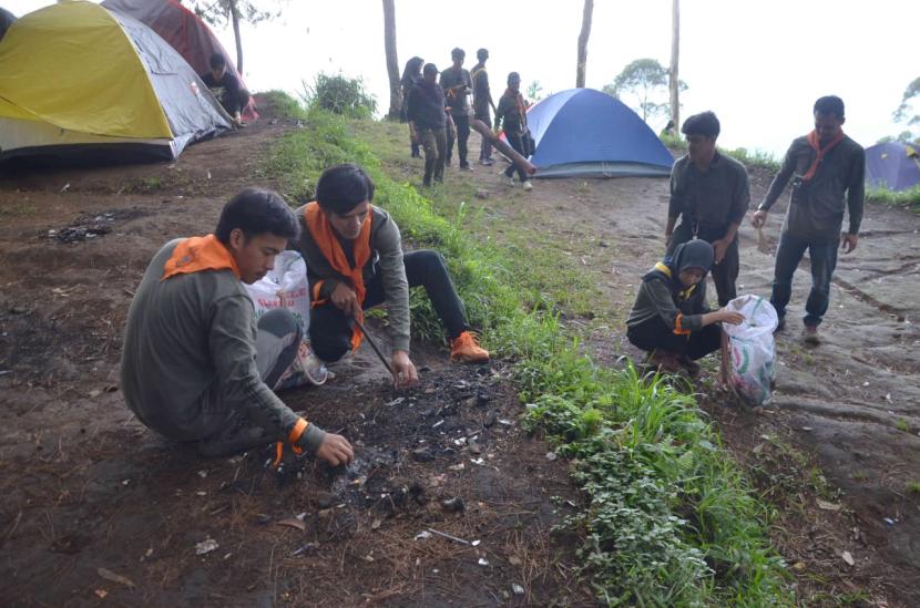 Republika kembali menggelar kegiatan Bebersih Leuweung etape II, di Gunung Putri Jayagiri Lembang, Kabupaten Bandung Barat (KBB), Sabtu (3/8/2024). 