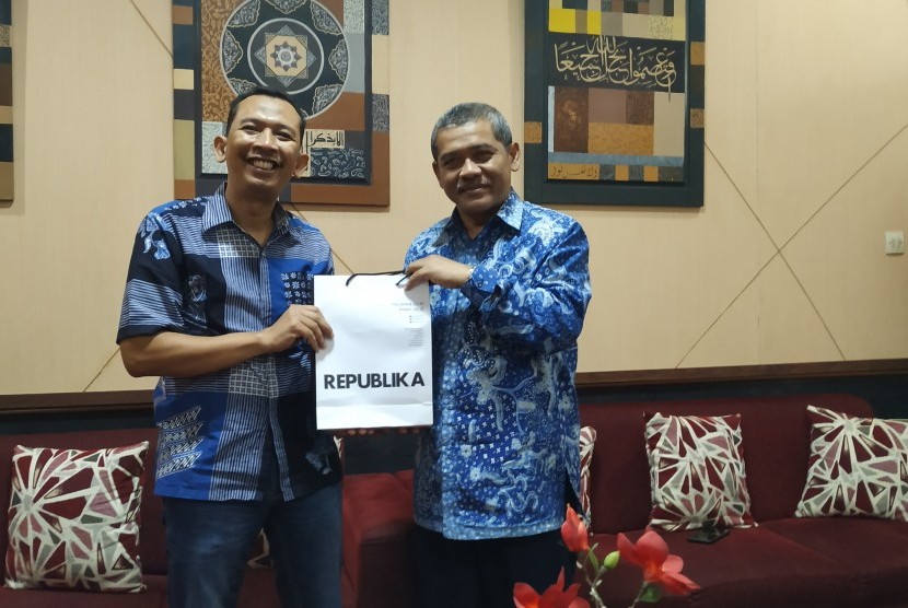 Republika Perwakilan DIY - Jawa Tengah bersilaturrahmi ke  Universitas Ahmad Dahlan (UAD), Yogyakarta, Senin (21/10). Tim Republika  UPN disambut oleh Rektor UAD, Muchlas yang baru dilantik beberapa waktu  lalu.