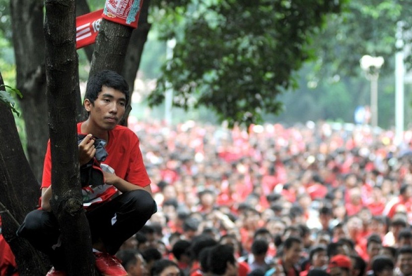 Hundreds of spectators welcome Liverpool players on Wednesday. 