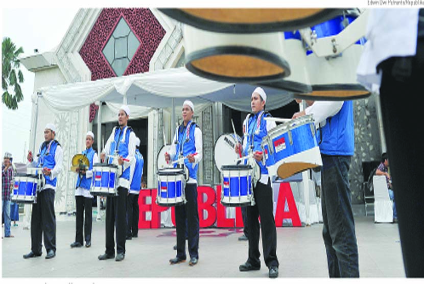 Republika Ramadhan Fair Grup Grup band menghibur pengunjung saat  berlangsung saat pembukaan Republika Ramadhan Fair 2014 di Masjid At Tin,Jakarta,Jumat(27/6).