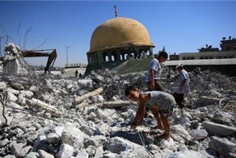 Reruntuhan Masjid di Gaza yang hancur akibat agresi Israel
