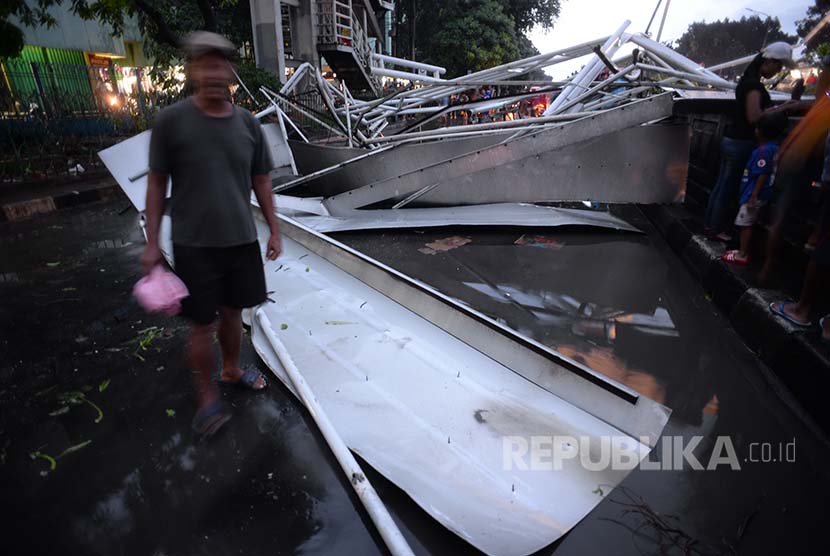 Reruntuhan papan reklame juga  menutupi jalan arteri Pasar Minggu, Sabtu (24/9)