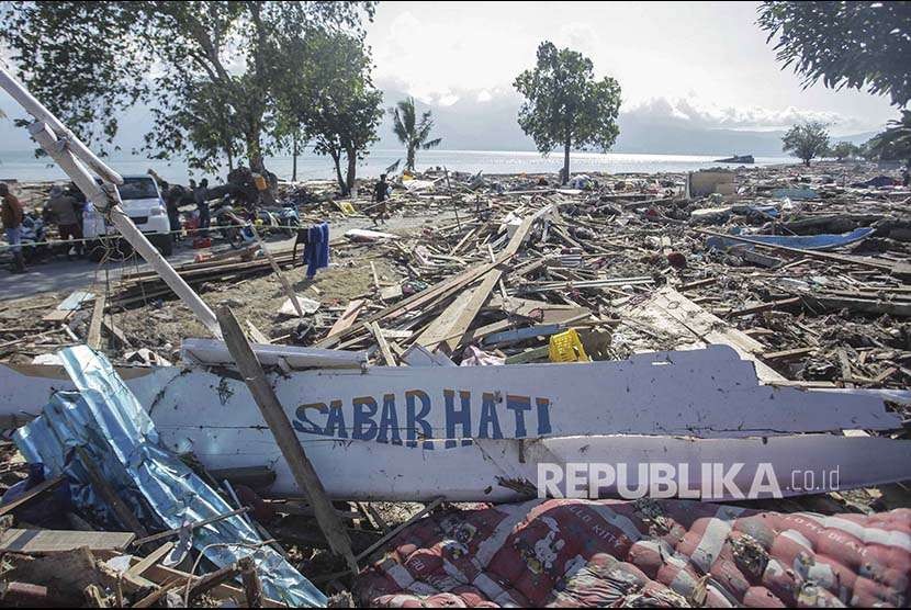 Reruntuhan perahu akibat  gempa dan tsunami, di kawasan Pantai Taipa, Palu Utara.