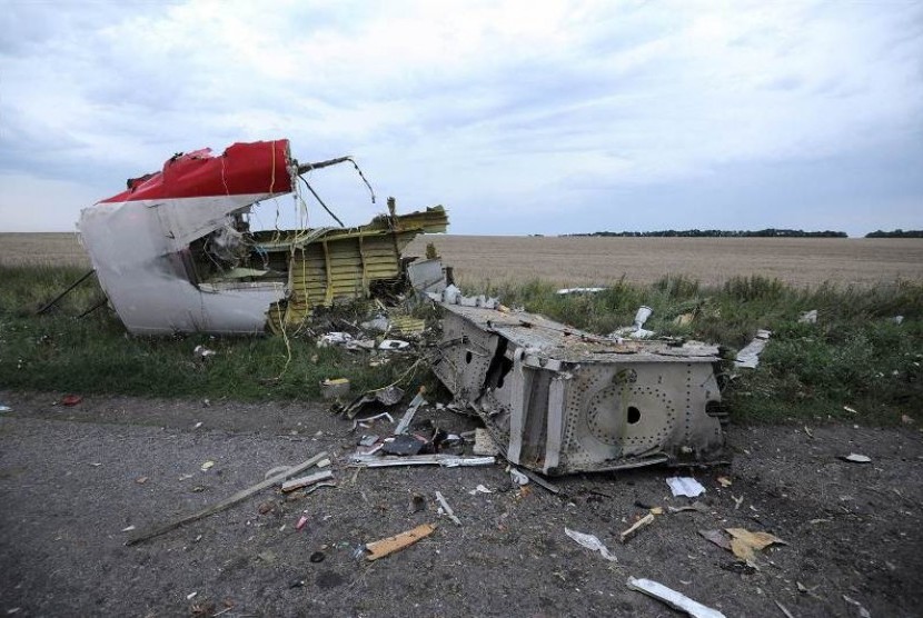 Reruntuhan pesawat MH-17 di dekat Desa Grabovo, Donetsk, Ukraina.