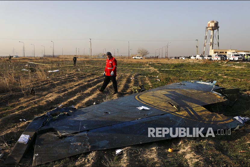 Reruntuhan pesawat Ukrainia dengan 176 penumpang yang jatuh di Shahedshahr, baratlaut Teheran, Iran Rabu (8/1).  