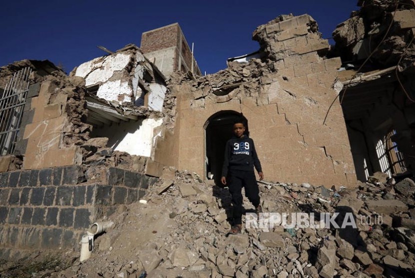 Reruntuhan sisa perang di Kota Sana