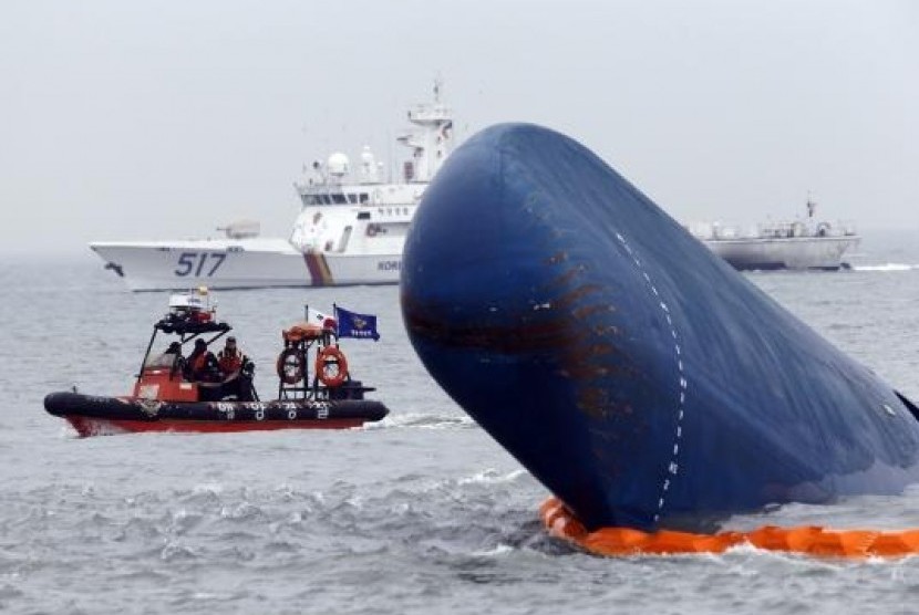 Kapal penyelamat di sekitar bangkai kapal feri Sewol. Korea Selatan (Korsel) memperingati 10 tahun insiden tragis kapal feri Sewol yang menewaskan lebih dari 300 orang. 