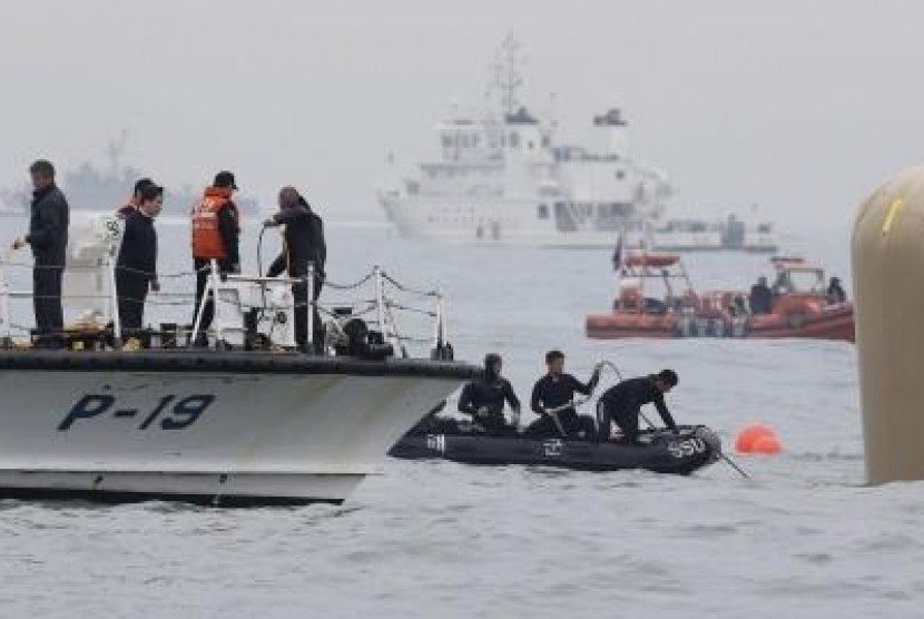 Upaya penyelamatan korban feri Sewol yang tenggelam saat bertolak dari Incheon menuju Pulau Jeju, Rabu (16/4) 