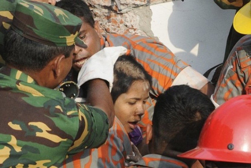 Rescue workers rescue a woman, identified as Reshma, from the rubble of the collapsed Rana Plaza building, in Savar May 10, 2013. 