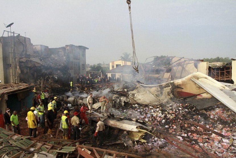 Rescue workers search for bodies of victims of a plane crash at Iju-Ishaga neighbourhood in Lagos June 4, 2012. Nigerian emergency services pulled more bodies out of the still-smouldering, ash-covered wreckage of a plane on Monday that crashed in the comme