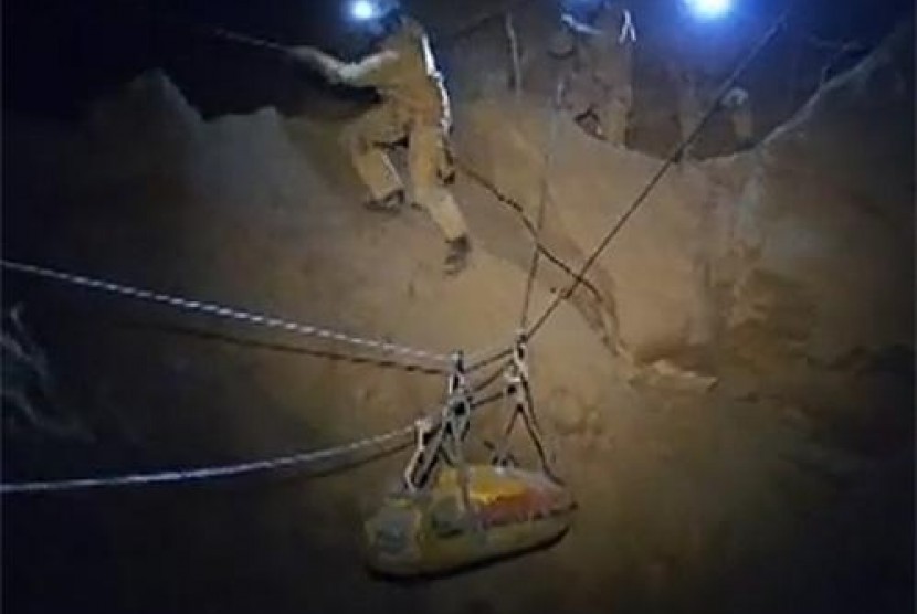 Rescuers help transport injured researcher Johann Westhauser inside the Riesending cave in Untersberg, south of Munich on June 16, 2014.