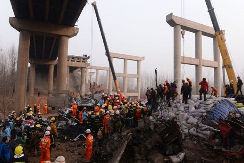 Rescuers work at the accident locale where an 80 meter (260 feet) section of an expressway bridge collapsed in Mianchi County, Sanmenxia City in central China's Henan Province on Friday.