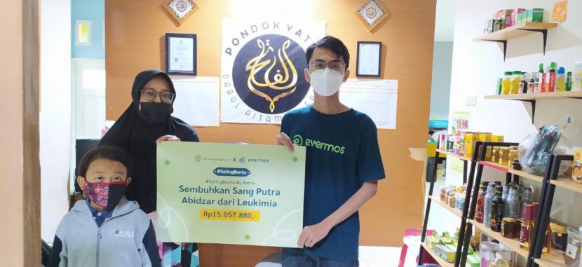 Reseller Evermos Ratnasari (kiri) menerima bantuan program #SalingBantu untuk biaya pengobatan sang anak dari penyakit leukimia.