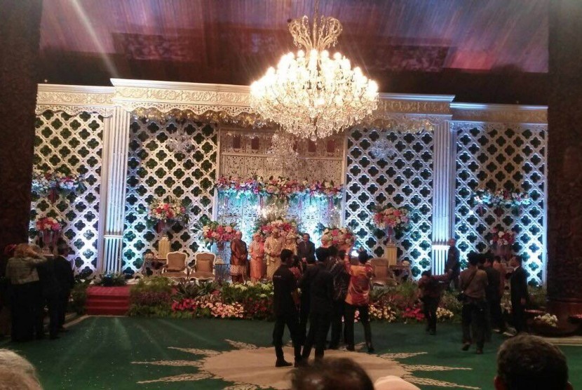 Resepsi pernikahan anak Gubernur Jawa Barat Ahmad Heryawan, Khobab dengan Nadia (putri dari Mayjen TNI Purn Ilyas Yusuf) di Taman Mini Indonesia Indah, Ahad (5/3).
