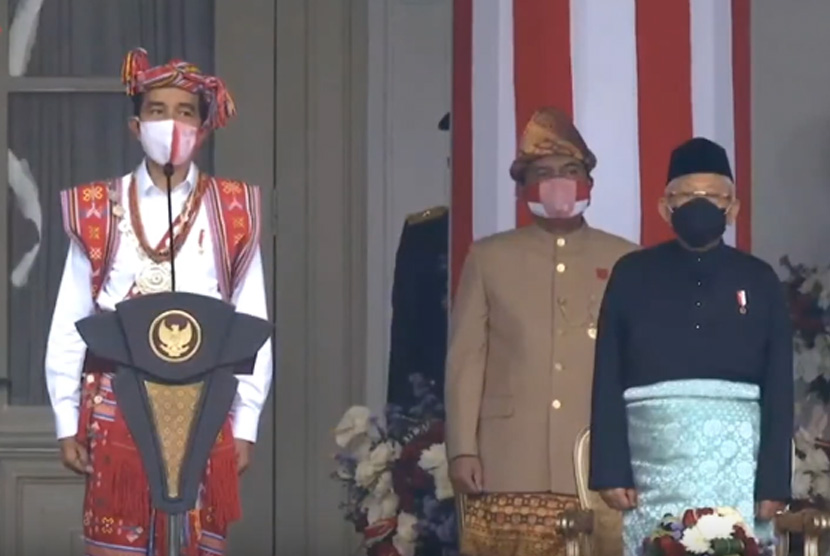 residen Joko Widodo (Jokowi) mengenakan pakaian adat Kabupaten Timor Tengah Selatan, Nusa Tenggara Timur (NTT) dalam upacara peringatan detik-detik proklamasi kemerdekaan Indonesia ke-74 di halaman Istana Merdeka, Jakarta, Senin (17/8) pagi.