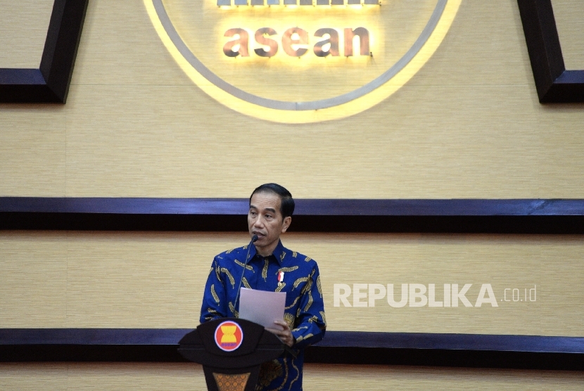 Presiden Joko Widodo memberikan sambutan saat peringatan 50 Tahun ASEAN di Sekretariat ASEAN, Jakarta, Jumat (11/8). 