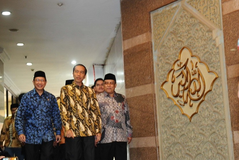 Presiden Joko Widodo (tengah), Menag Lukman Hakim Saifuddin (kiri), Ketua Umum PBNU KH Said Aqil Siradj (kanan) berjalan saat tiba di Gedung PBNU, Jakarta, Rabu (24/12). Kunjungan Presiden Joko Widodo ke PBNU dan Muhammadiyah membicarakan tentang hukuman ma