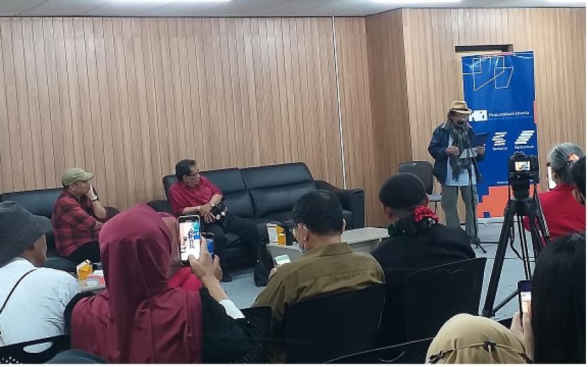 residen Penyair Sutardji Calzoum Bachri tampil dalam acara diskusi buku Sihir Mantra karya Maman S Mahayana di PDS HB Jassin, Jakarta, Selasa (9/8/2022).