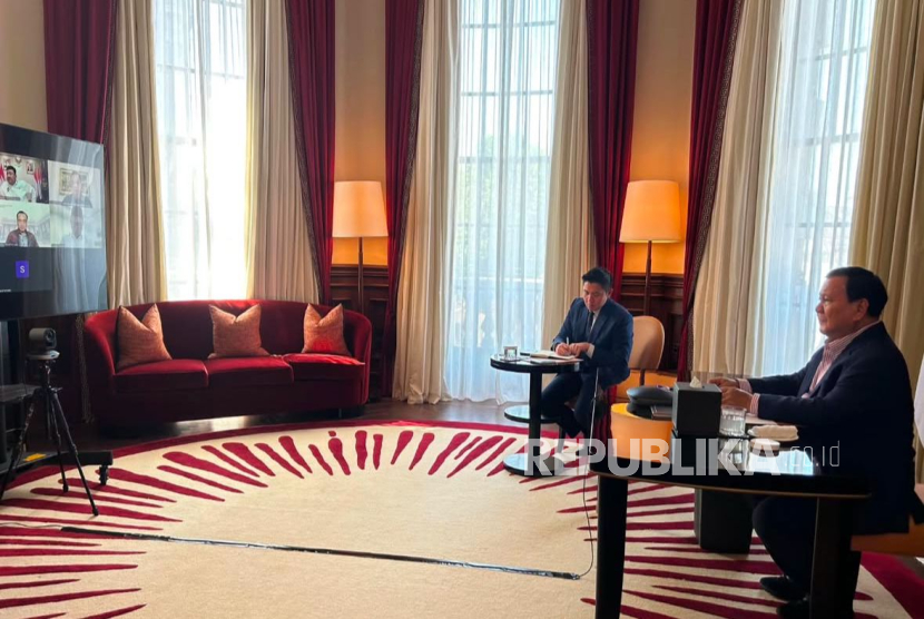 Presiden RI Jenderal (Purn) Prabowo Subianto menggelar rapat terbatas (ratas) bersama tujuh menko dan Mensesneg Prasetyo Hadi secara daring dari Brussels, Belgia, Sabtu (12/7/2025).