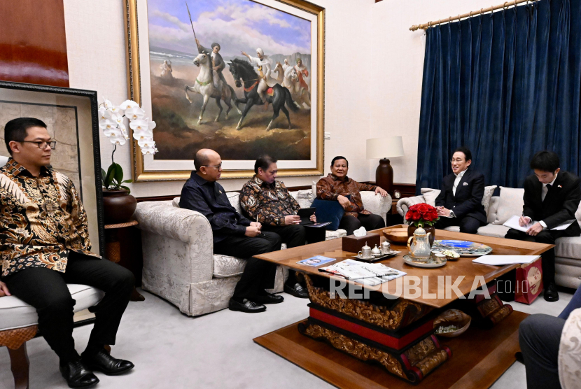 residen RI Prabowo Subianto menerima kunjungan Utusan Khusus Perdana Menteri (PM) Jepang Fumio Kishida di Kertanegara, Jakarta Selatan pada Ahad (4/5/2025) malam WIB. 