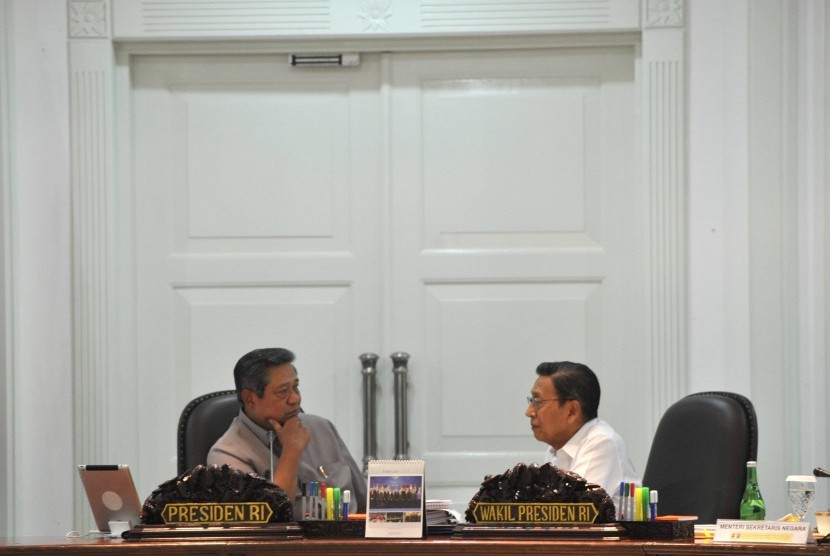 Presiden Susilo Bambang Yudhoyono (kiri) berbincang dengan Wapres Boediono