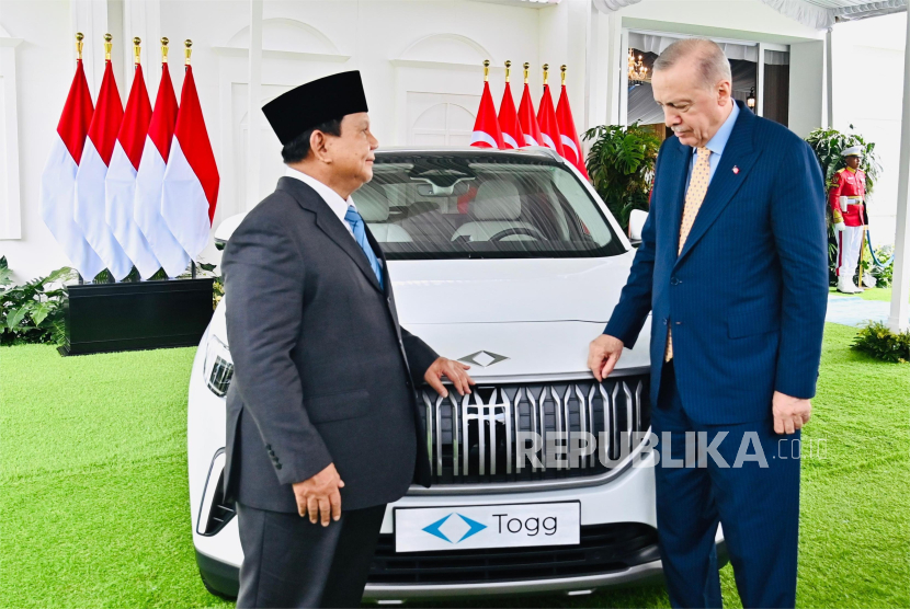 residen Turki Recep Tayyip Erdogan menyerahkan mobil Togg T10X kepada Presiden RI Prabowo Subianto di Istana Kepresidenan Bogor, Provinsi Jawa Barat, Rabu (12/2/2025).