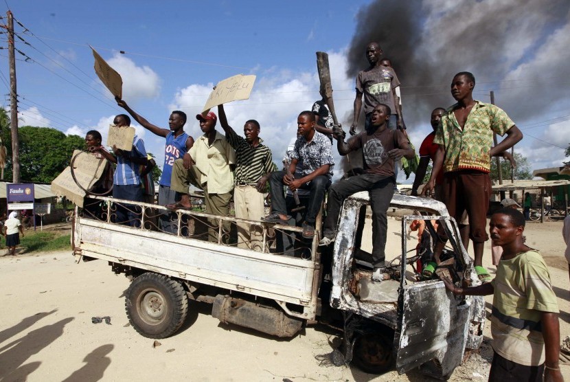 Residents chant slogans as they participate in a protest against the recent attack by unidentified gunmen in the coastal Kenyan town of Mpeketoni, June 17, 2014. Kenya's President Uhuru Kenyatta said on Tuesday that two days of attacks on the coast in whic