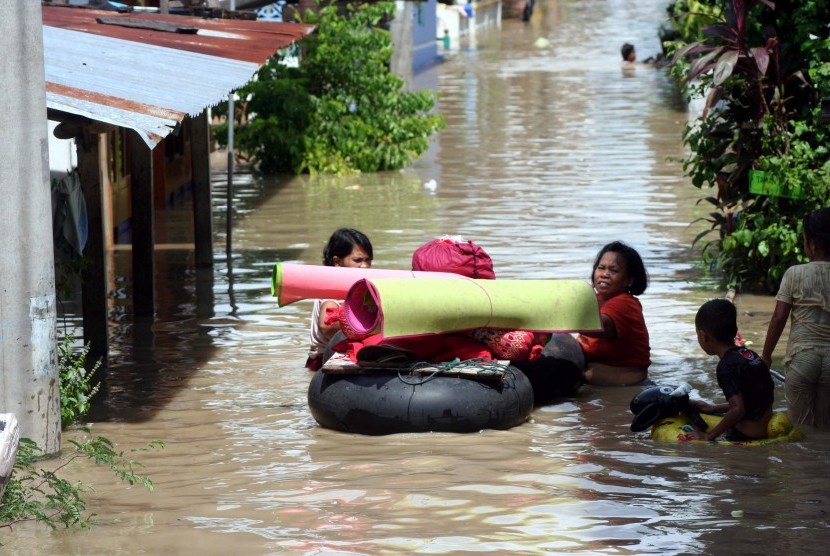 Residents of Bojonegoro in East Java save their belongis during the flood caused by overflowing Bengawan Solo.