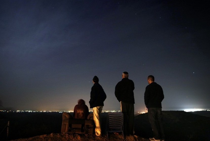Residents of the southern Israeli town of Sderot watch cross-border fighting from a hill overlooking the northern Gaza Strip, before a ceasefire November 21, 2012. Israel and the Islamist Hamas movement ruling the Gaza Strip agreed on Wednesday to an Egyptian-sponsored ceasefire to halt an eight-day conflict that killed 162 Palestinians and five Israelis.   