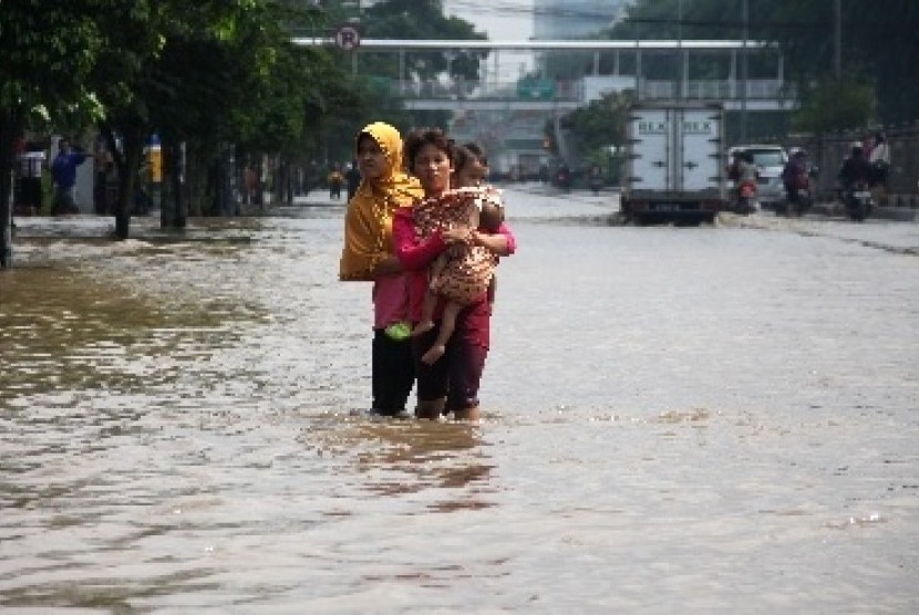 Residents walk through a flooded street in Jakarta. (File photo)